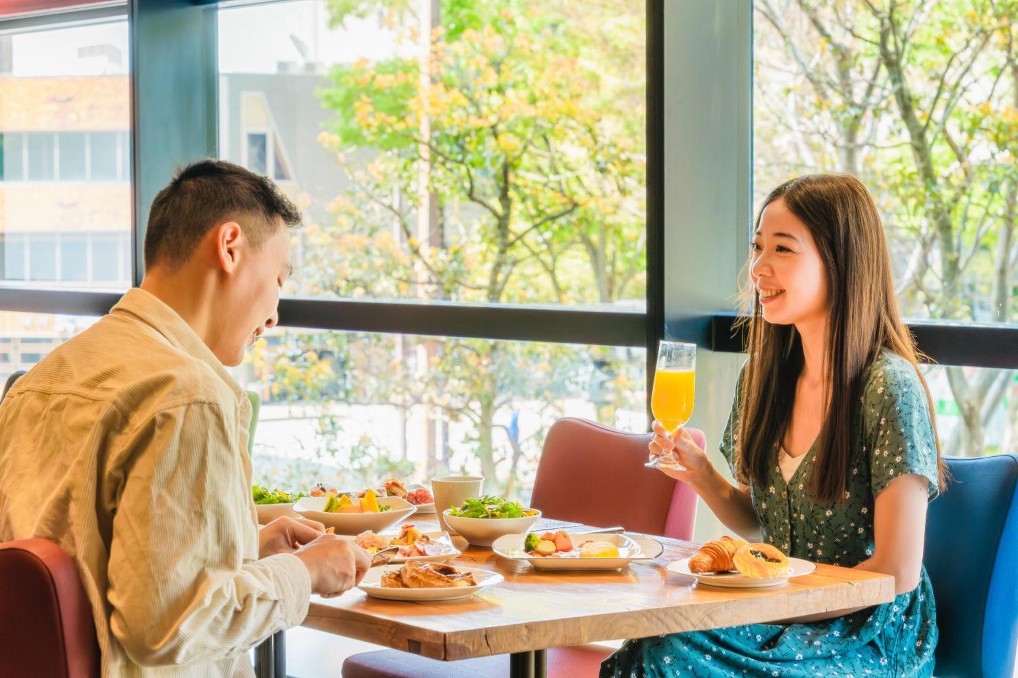 Hotel Nikko Kanazawa Exterior photo A couple eating at a restaurant